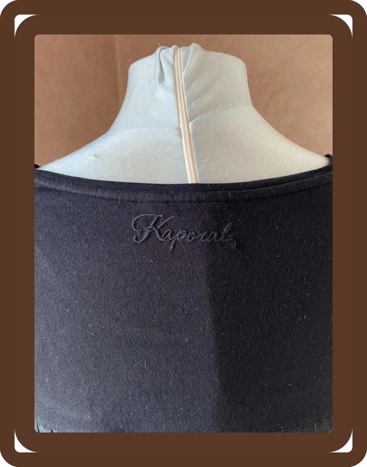 Regata Kaporal preta XS com detalhes de tachas bronze e costas plissadas - chique boêmio – photo 4